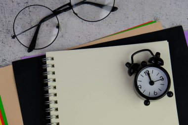 İzole edilmiş arkaplan üzerine boş not kağıdı uyarı, yorum, not ya da duyuru konsepti olarak. metin alanı. 