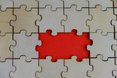 Tahta yapboz ve kayıp bir yapboz. İzole edilmiş arkaplanda izole edilmiş fotoğrafın üzerinde