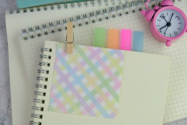 İzole edilmiş arkaplan üzerine boş not kağıdı uyarı, yorum, not ya da duyuru konsepti olarak. metin alanı. 