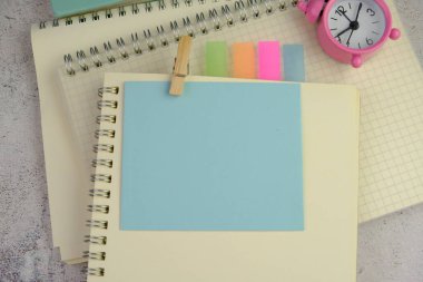 İzole edilmiş arkaplan üzerine boş not kağıdı uyarı, yorum, not ya da duyuru konsepti olarak. metin alanı. 