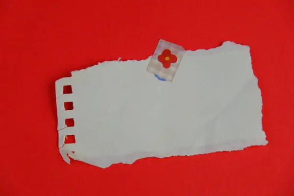 İzole edilmiş arkaplan üzerine boş not kağıdı uyarı, yorum, not ya da duyuru konsepti olarak. metin alanı. 