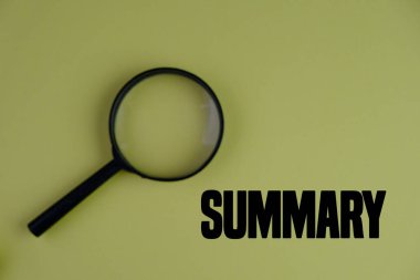 SUMMARY metin sarı bir arkaplan karşısında büyüteç altında görünür.