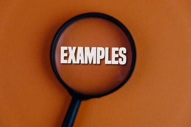 EXAMPLES metni bir Turuncu arkaplan karşısında büyüteç altında görünür.