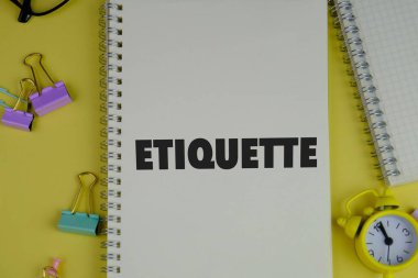 Sarı arkaplan üzerinde ETIQUETTE metin bir iş, eğitim konsepti olarak not defteri. 