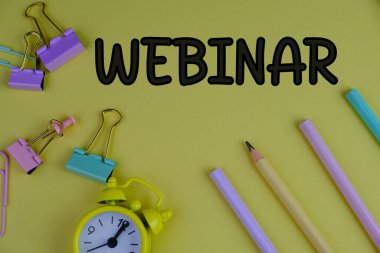Webinar 'ın beyaz arkaplandaki not defterlerine yazılmış metni. Sayfa üzerine metin