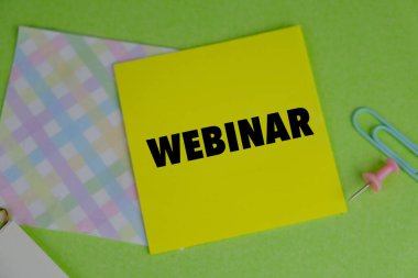 Webinar 'ın beyaz arkaplandaki not defterlerine yazılmış metni. Sayfa üzerine metin