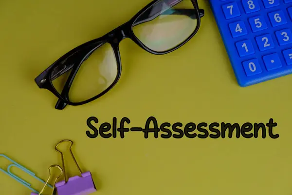 Sarı arkaplanda öz değerlendirme metni