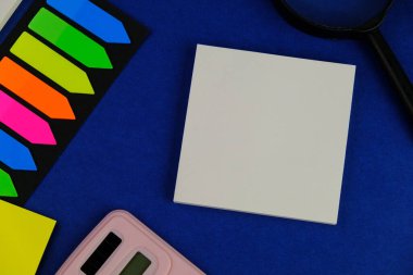 Metin uzayı kavramının şablonu olmayan yapışkan not ve ofis araçları. iş kavramı