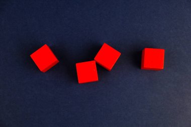 Metin alanı için boş bir tahta küp düzlüğü. Mavi arkaplanda metin alanı olan eğitim ve finans kavramı. 