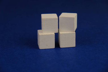 Metin alanı için boş bir tahta küp düzlüğü. Mavi arkaplanda metin alanı olan eğitim ve finans kavramı. 