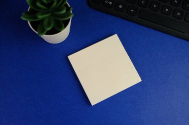 Metin uzayı kavramının şablonu olmayan yapışkan not ve ofis araçları. iş kavramı