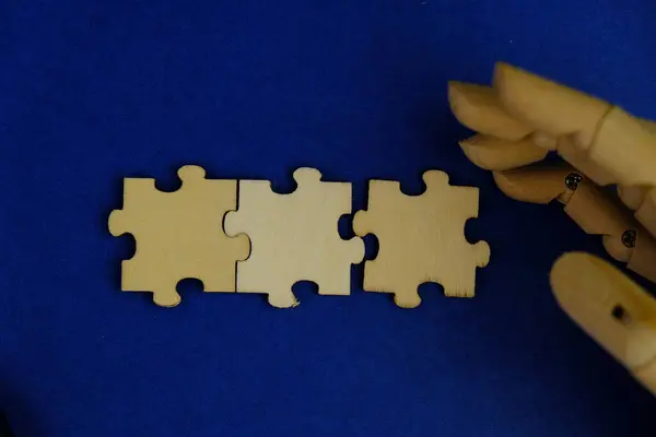 Bir metin şablonu için kayıp bulmacalı beyaz yapboz. Mavi arkaplanda izole edilmiş fotoğrafın üzerinde