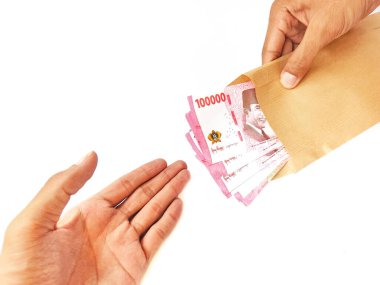 Beyaz arkaplanda para ve zarf var.