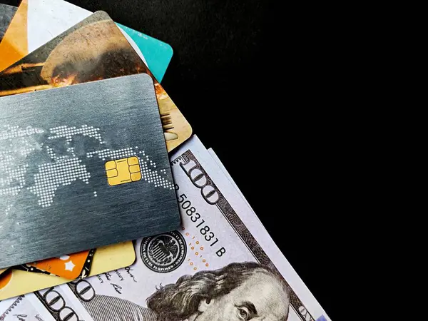 Dolar banknotları ve kredi kartı çipleri ortada.. 