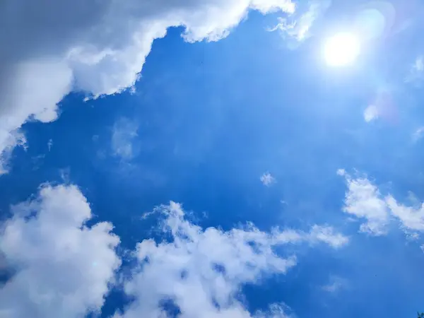 Beyaz bulutlu güzel gökyüzü