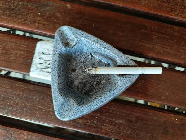 Tütün ve sigara kül tablası