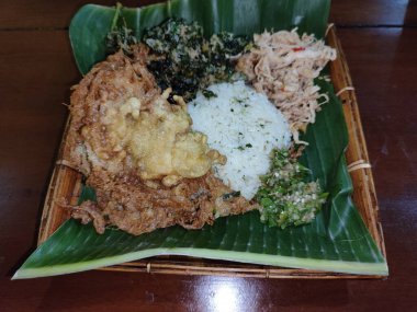 Kızarmış yumurta ve sebzeli pilav.