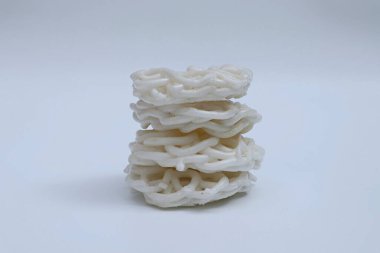 beyaz zemin üzerine makarna