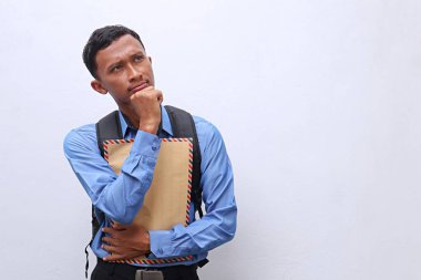 Genç Afro-Amerikan adam takım elbise giyiyor ve kravat takıyor. Depresyonla birlikte üzgün bir yüzü var. Çünkü acı verici bir şekilde kendini iyi hissetmiyor. sağlık hizmeti kavramı.