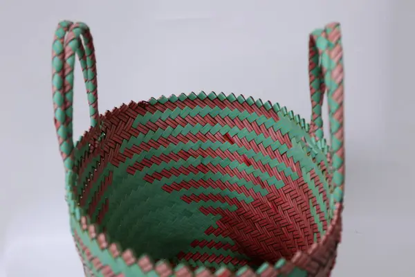 Beyaz bir arka planda Endonezya alışveriş çantası