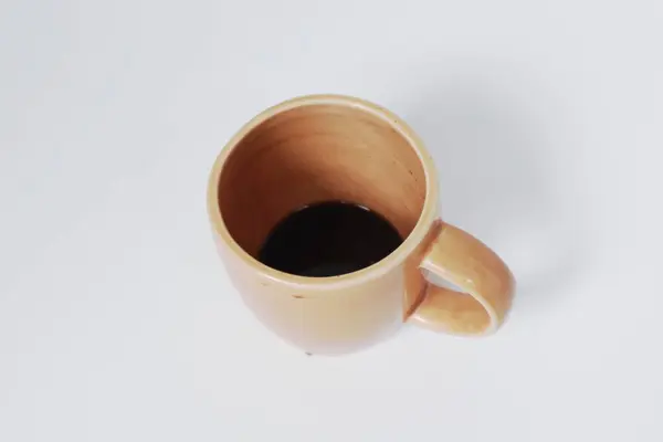 Kahverengi fincanda koyu kahve var.