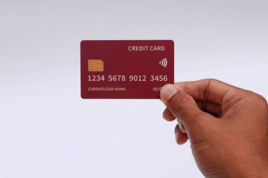 Beyaz arka planda kredi kartı olan bir adam.