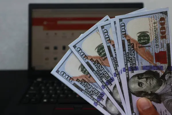 Bilgisayarda online alışverişin bulanık arkaplanlı El Tutma Doları faturası