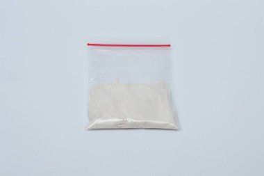 Beyaz arka planda uyuşturucu içeren plastik torba.