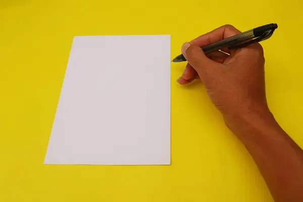 boş kağıt tutan el 