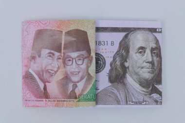 Rupiah ve 100 dolar.