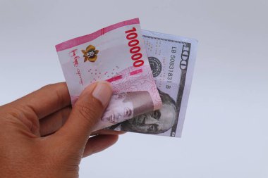 Endonezya rupisi ve 100 dolar para birimi