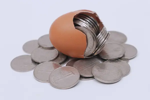 Kabukta bozuk paralar ve kırık bir yumurta