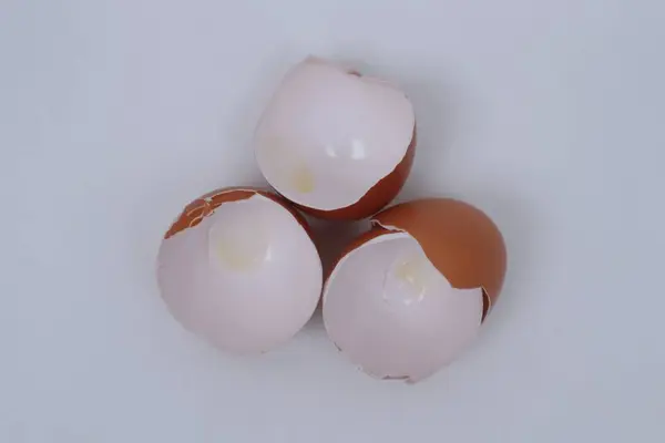 Beyaz arka planda beyaz yumurtalar