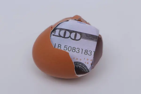Bir yumurta ve kırık bir banknot.