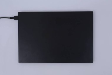 Laptop beyaz arkaplanda şarj ediliyor