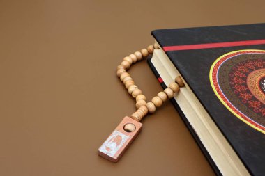 Kahverengi ekmekler kahverengi bir masada Al Kuran 'da.                      