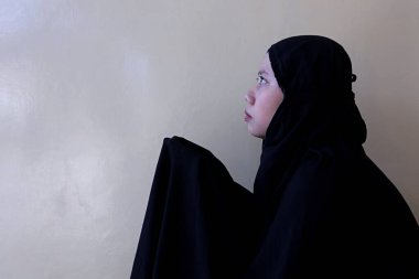 Sholat 'tan sonra Müslüman bir kadın dua ediyor.                