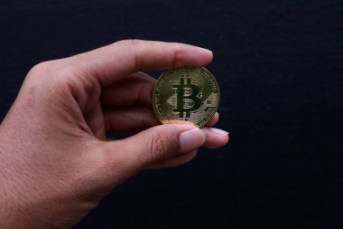 Bir adamın eli Bitcoin 'i tutar. Kripto para birimi yatırım kavramı                       