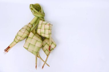 Beyaz arkaplanda ketupat veya pirinç keki