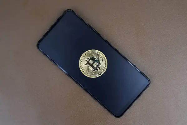 Siyah akıllı telefon ekranında Bitcoin