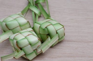 Ketupat Bawang grubu ya da ahşap bir masada pirinç keki. Kurban Bayramı 'nda geleneksel Endonezya yemekleri                      