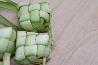 Ketupat Bawang grubu ya da ahşap bir masada pirinç keki. Kurban Bayramı 'nda geleneksel Endonezya yemekleri                      