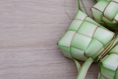 Ketupat Bawang grubu ya da ahşap bir masada pirinç keki. Kurban Bayramı 'nda geleneksel Endonezya yemekleri                      