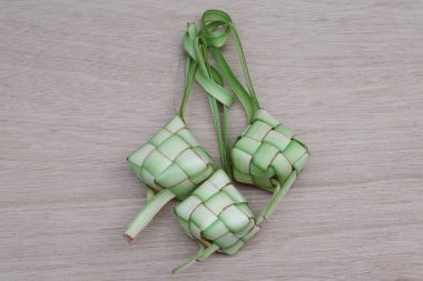 Ketupat Bawang grubu ya da ahşap bir masada pirinç keki. Kurban Bayramı 'nda geleneksel Endonezya yemekleri                      