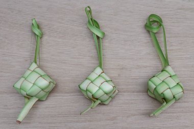 Ketupat Bawang grubu ya da ahşap bir masada pirinç keki. Kurban Bayramı 'nda geleneksel Endonezya yemekleri                      