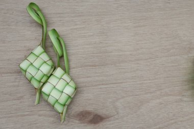 Tahta bir masada ketupat veya pirinç keki. Kurban Bayramı 'nda geleneksel Endonezya yemekleri