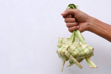 Ketupat Bawang ya da pirinç keki. Kurban Bayramı 'nda geleneksel Endonezya yemekleri                          
