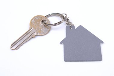 Beyaz arkaplanda ev anahtarlığı