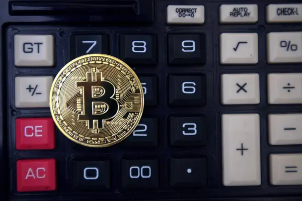  Hesap makinesinde Bitcoin. Kripto para birimi yatırım kavramı                              