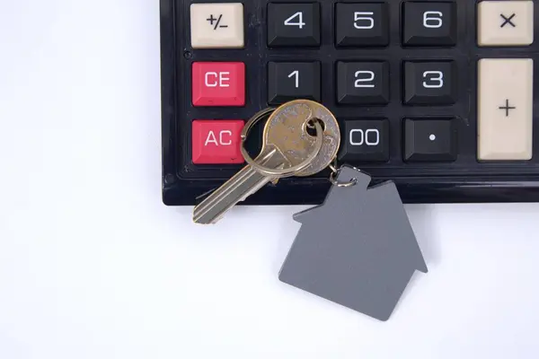 ev anahtarı hesap makinesinin üstünde
